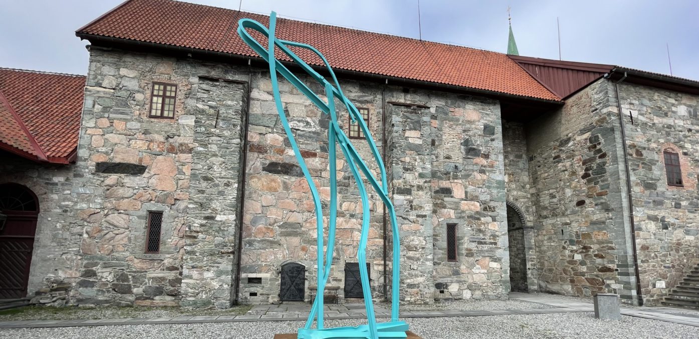 Abstrakt metallskulptur i Erkebispegården i Trondheim.
