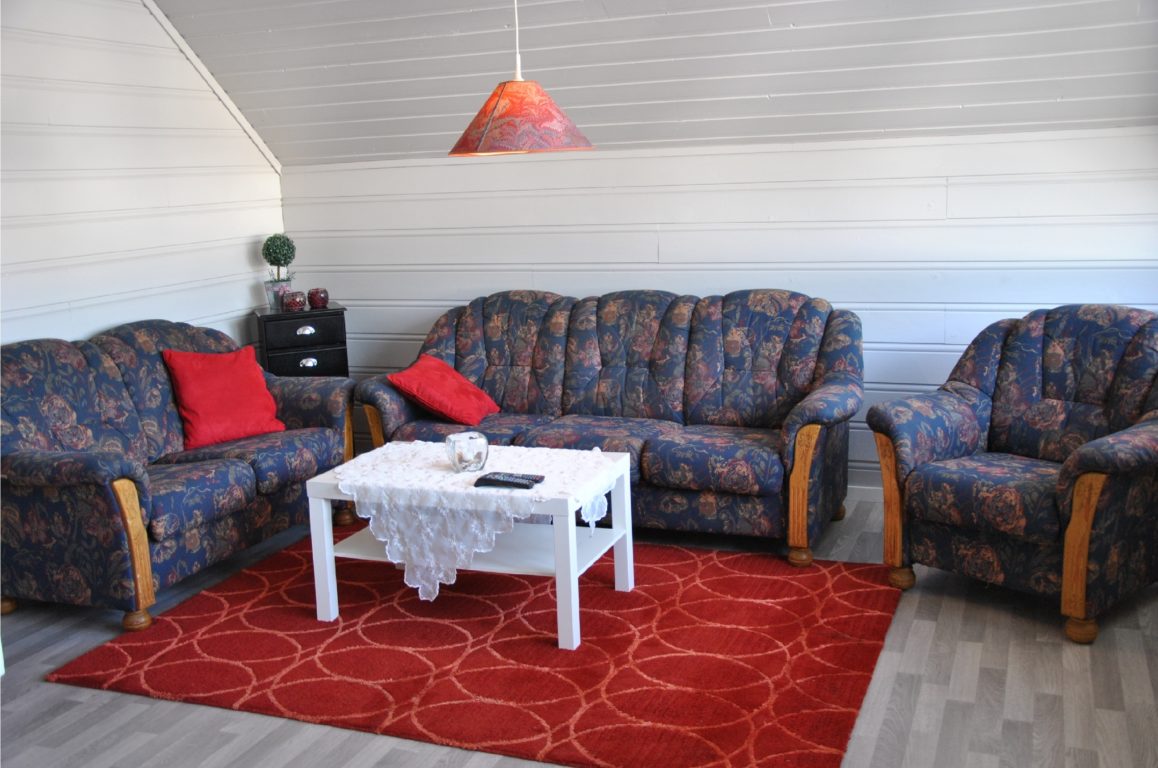 Stue med sofa og stuebord. Foto