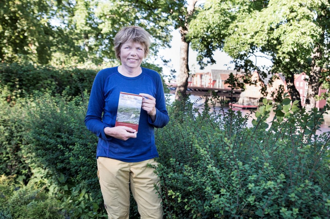 Rita Warmerdam holder opp sin guidebok om Pilegrimsleden. Foto