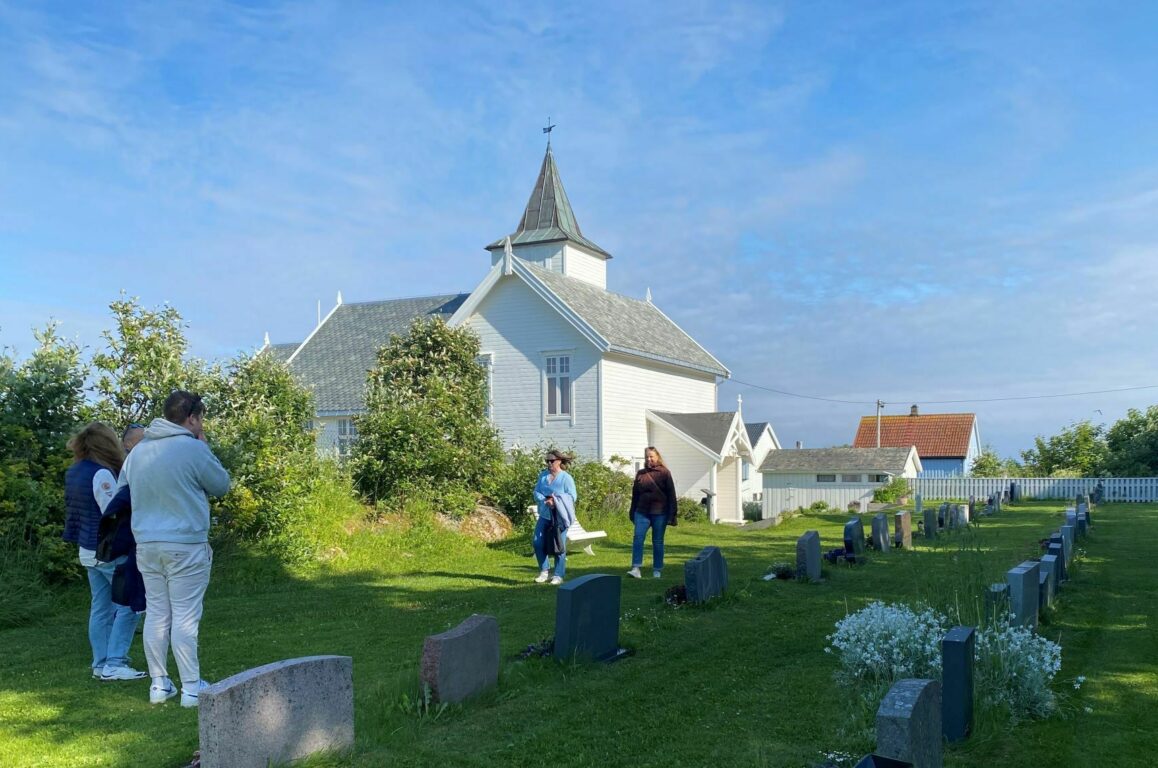 Sula kapell med tre etasjers kirkegård. Foto: Ragnhild Godal
