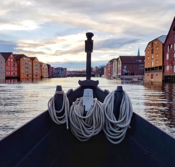 Båt på elven i Trondheim